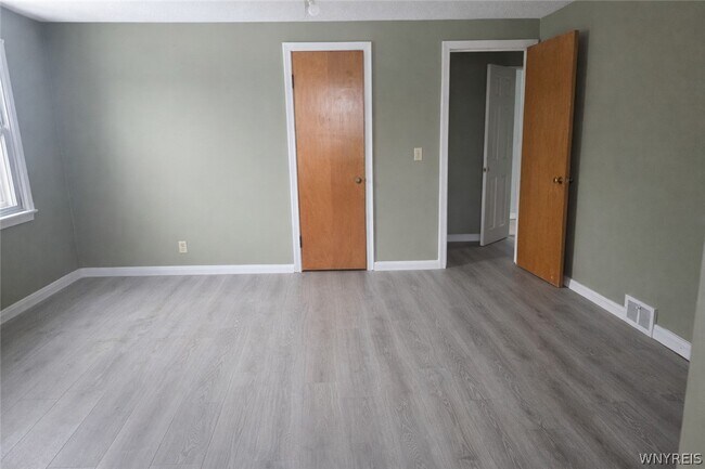 Building Photo - 67 Rose Ave