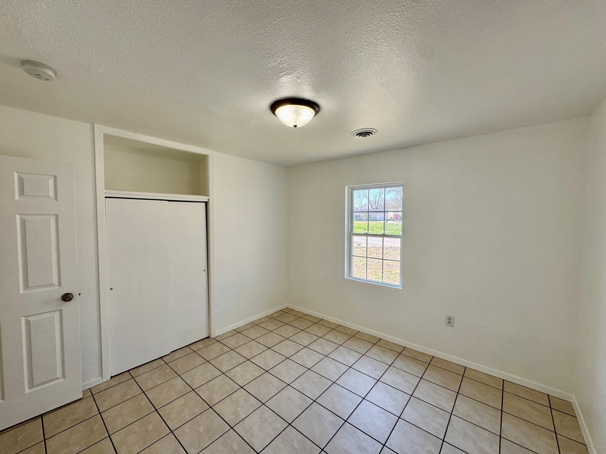 Building Photo - 8 Louise Ln