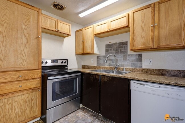 Building Photo - Charming 3 Bedroom Ranch Style Condo in East Anchorage – Ideal Location!