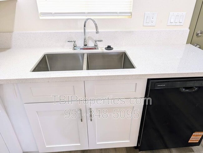 Building Photo - 1358 N Murray St