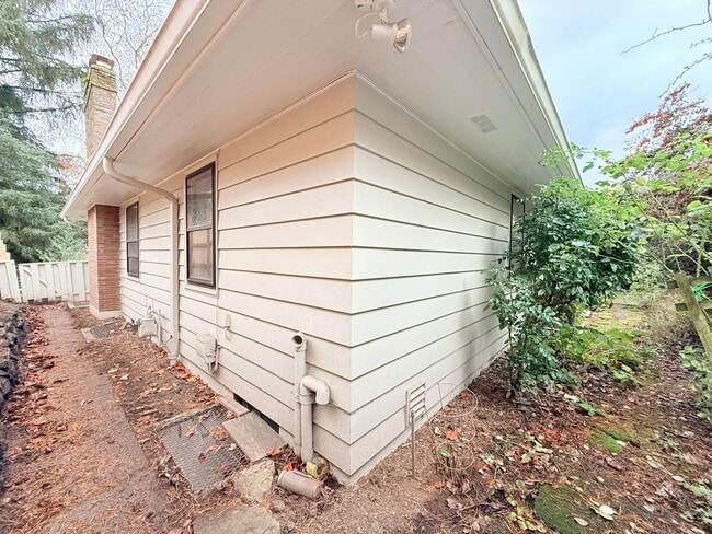 Building Photo - Beautiful 4 Bedroom Home with Fully Fenced Backyard!