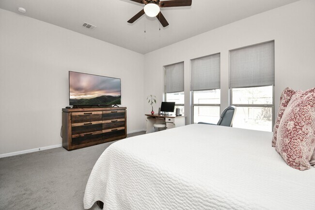 Building Photo - 5043 Morrison Dr