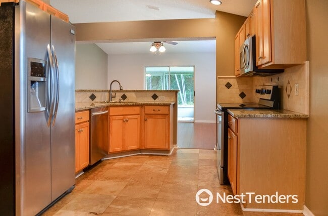 Building Photo - Four Bedrooms in Hickory Hill!