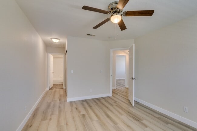 Building Photo - Modern 2-Bedroom Green Valley Townhome