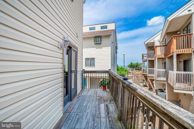 Building Photo - 3182 E Ocean View Ave