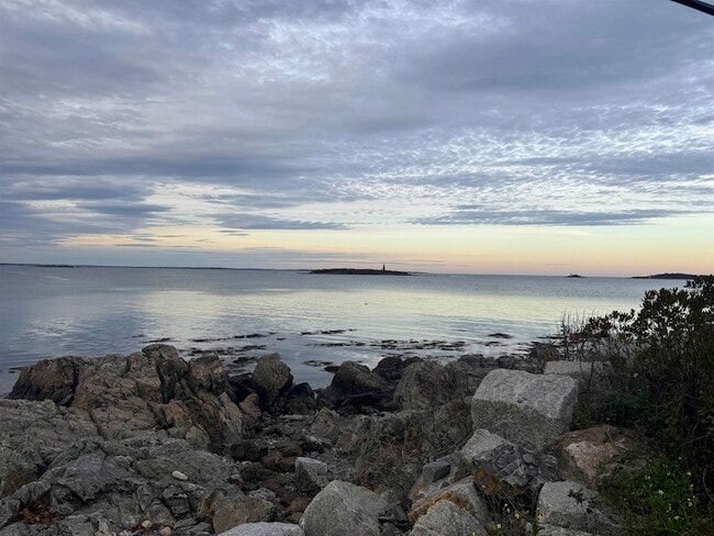 Building Photo - 157 Hills Beach Rd