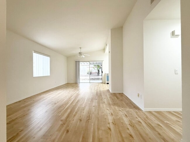 Building Photo - Single Story in Rancho Del Oro!