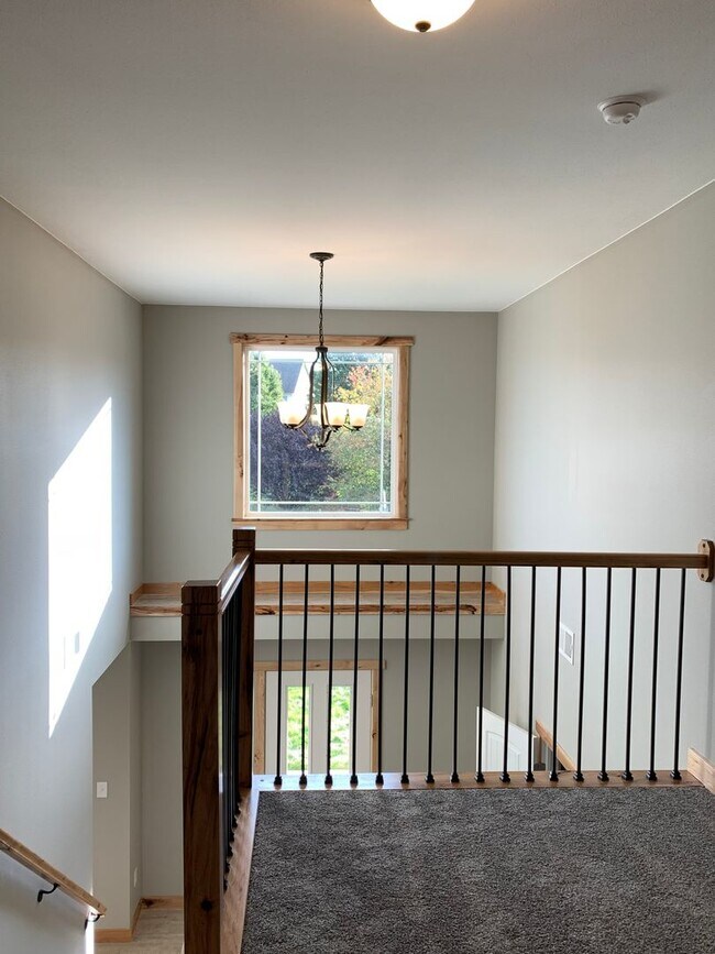 Building Photo - Gorgeous 3 bed, 2.5 bath single family hom...