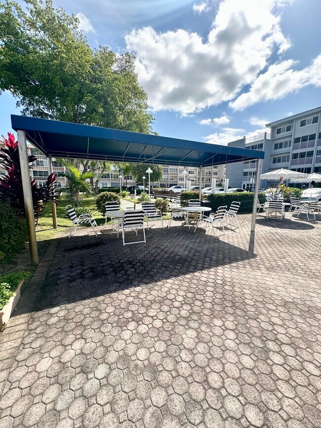 Building Photo - 330 SE 2nd St