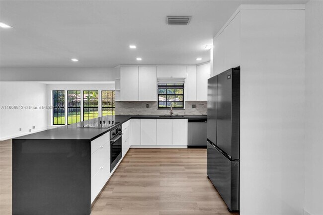 Building Photo - 418 S 57th Way