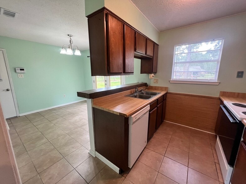 Building Photo - 2619 Calle Hermosa St