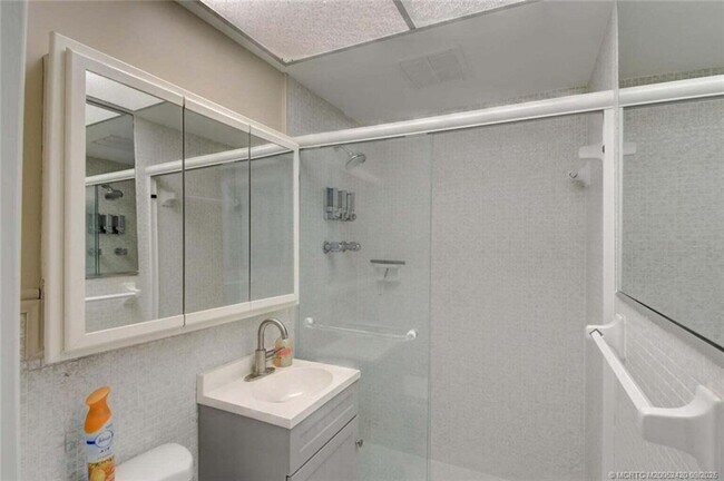 Building Photo - 68 Yacht Club Dr