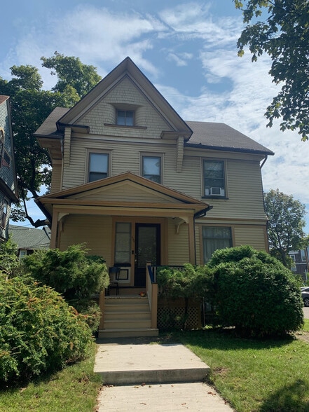 Building Photo - 466 Alexander St