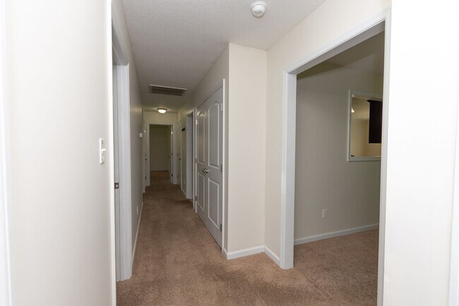 Building Photo - 3 Bedrooms and a bonus room in Richlands (Will include lawn service with increased rents)
