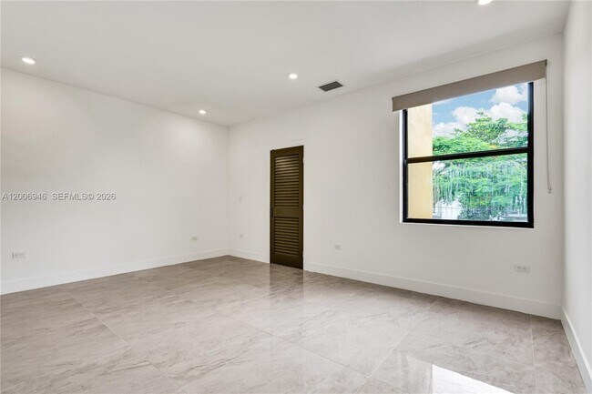 Building Photo - 2887 SW 33rd Ave