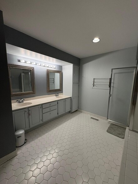 Building Photo - 1 Morning Breeze Ct