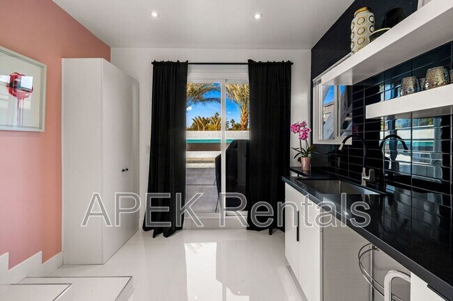 Building Photo - 2325 N Girasol Ave