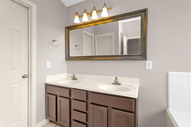Building Photo - 6443 Applewood Forest Dr