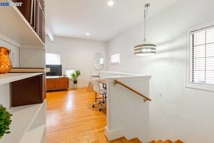 Building Photo - 541 33rd St