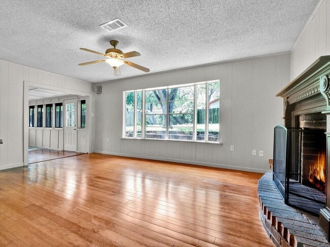 Building Photo - 7011 Whispering Oaks Dr