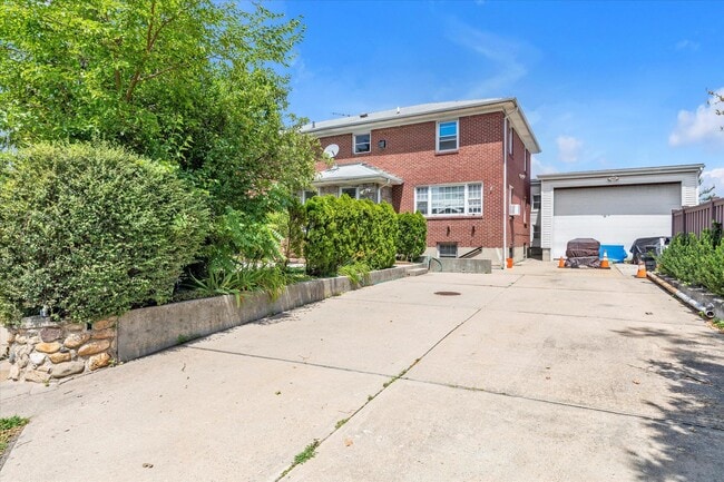 Building Photo - 260 Roslyn Rd