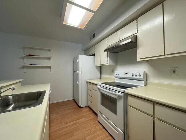 Building Photo - Gorgeous South Natomas Condo