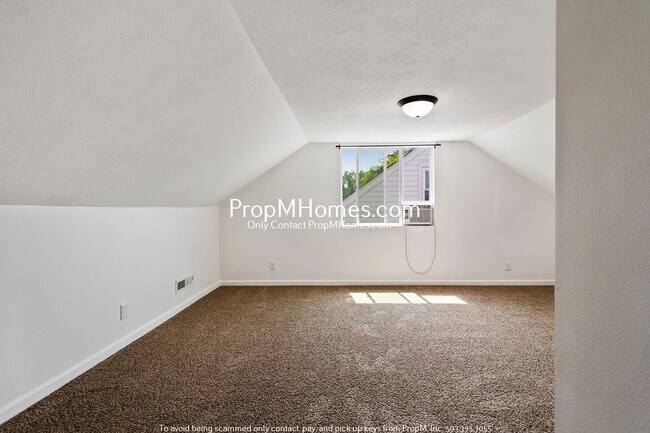 Building Photo - Three Bedroom Cottage in NE Salem!