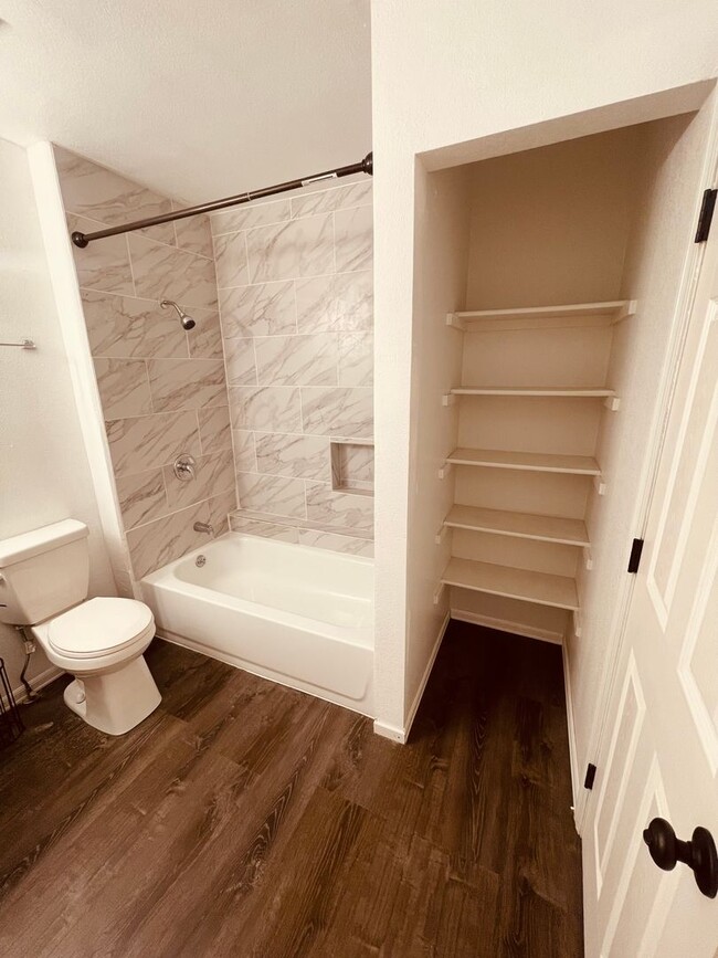 Building Photo - 1 Bedroom Condo in gated Hunting Meadows