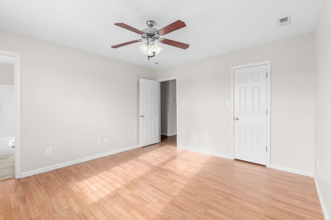 Building Photo - 131 Cherry Grove Dr