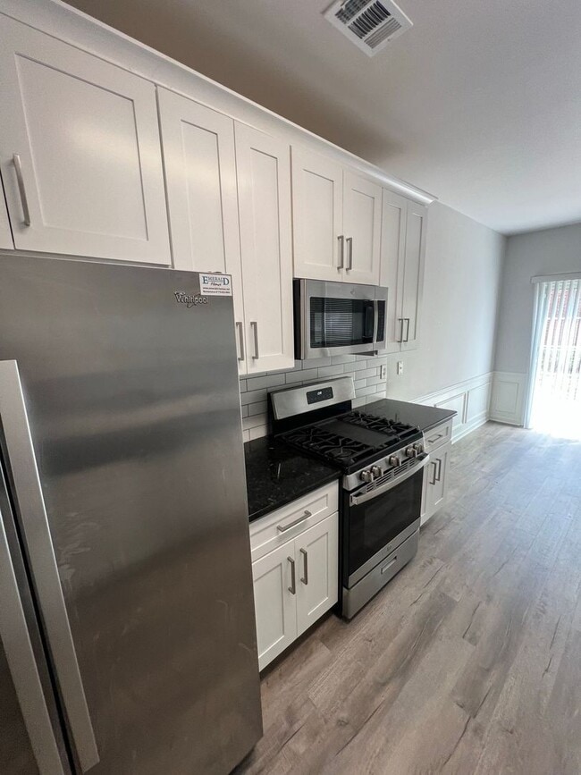 Building Photo - NOW READY! 3 bed 2.5 bath townhome in Duluth!