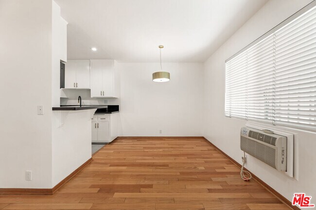 Building Photo - 1608 S Bentley Ave