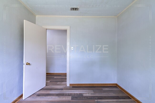 Building Photo - 3230 Greenleaf Ct