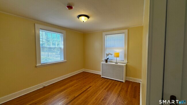Building Photo - 406 Oakwood Ave