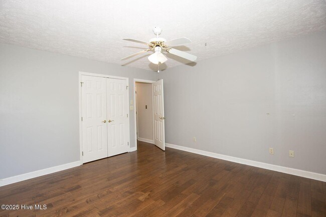Building Photo - 1205 Greenbriar Dr