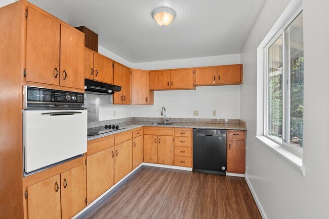Building Photo - 5Bd/2Ba Bellevue Home