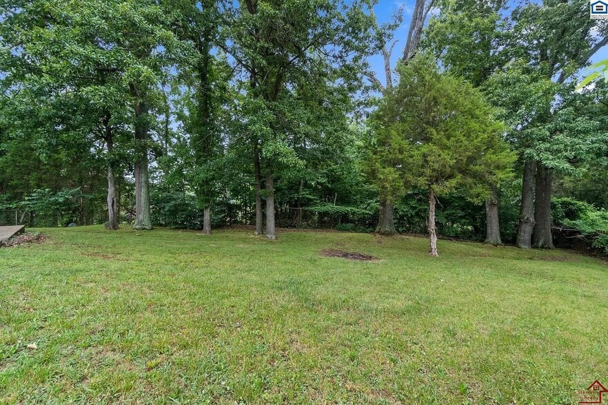 Building Photo - 1907 Roan Dr