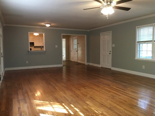 Building Photo - Dont miss out on this spacious East Memphi...