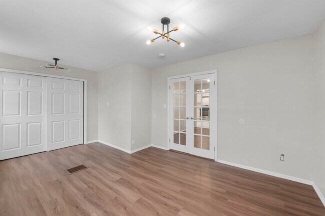 Building Photo - 173 MALLORY Ave