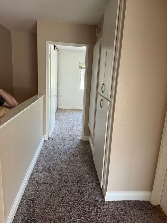 Building Photo - 2 Bedroom 1.5 Bath Beautiful Townhome in E...
