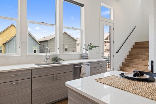 Building Photo - 6124 Florencia Ln