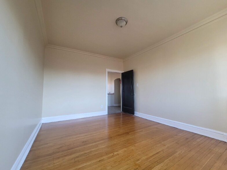 Building Photo - 1643 W 80th St