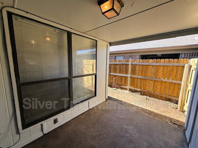 Building Photo - 6847 S Creek Dr