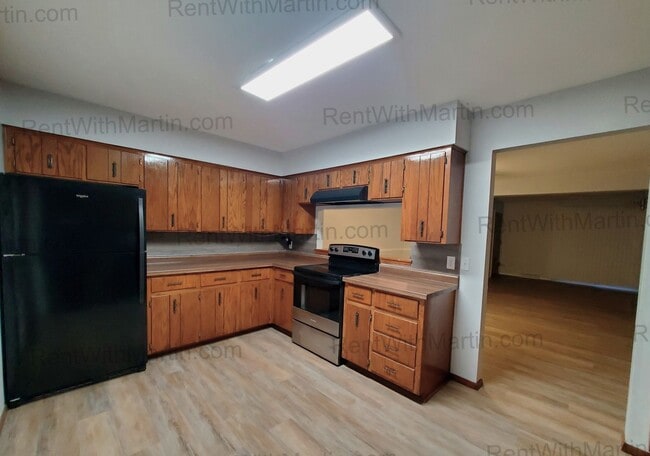 Building Photo - 780 Russell Rd