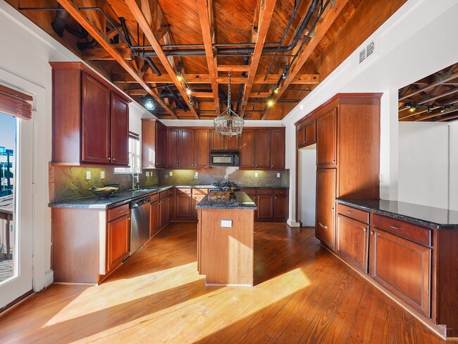 Building Photo - 907 Hartman St