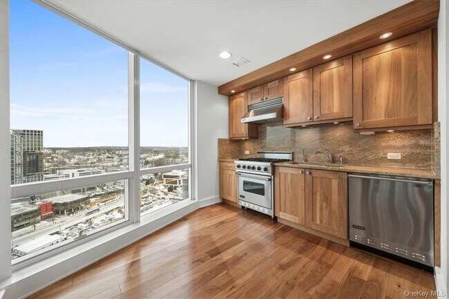 Building Photo - 5 Renaissance Square