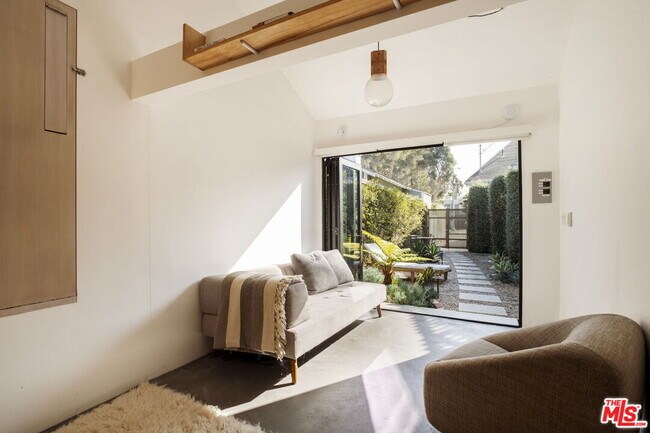 Building Photo - 601 Crestmoore Pl