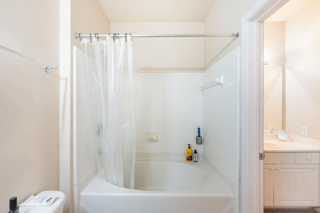 Building Photo - 2 Bedroom 1 Bath Condo in Park West - Mount Pleasant