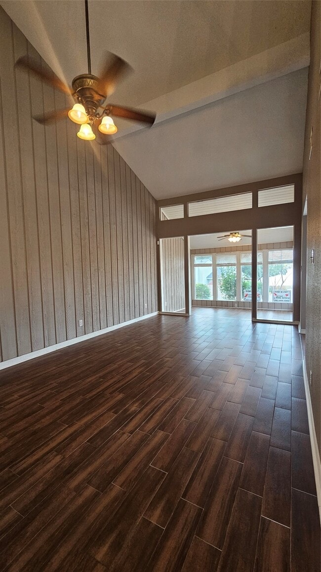 Building Photo - 33 April Point Dr N