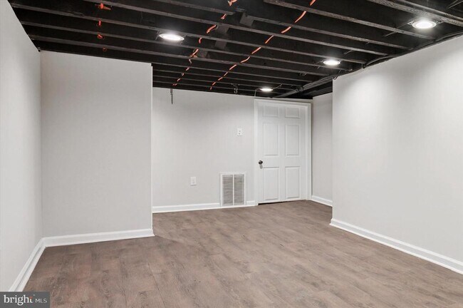 Building Photo - 2835 W Montgomery Ave