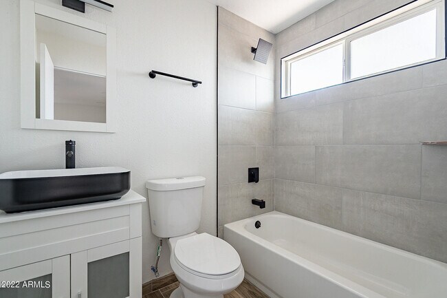 Building Photo - 37 E El Parque Dr